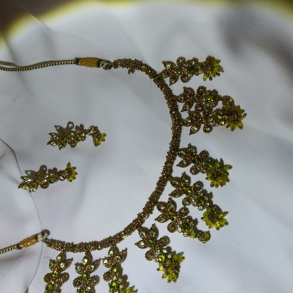 Vintage Adjustable Leaf Design Choker Set - Picture 4 of 10